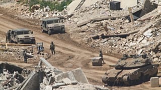 جنود إسرائيليون ينشطون في جنوب لبنان، كما يُرى من شمال إسرائيل، الأربعاء 29 أبريل/نيسان 2026. 