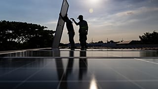 Las temperaturas extremas pueden de hecho reducir la producción de algunas energías renovables, incluso la solar que capta la luz del sol.