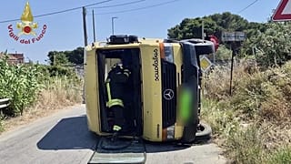Lo scuolabus coinvolto nell'incidente a Mazara del Vallo, in Sicilia