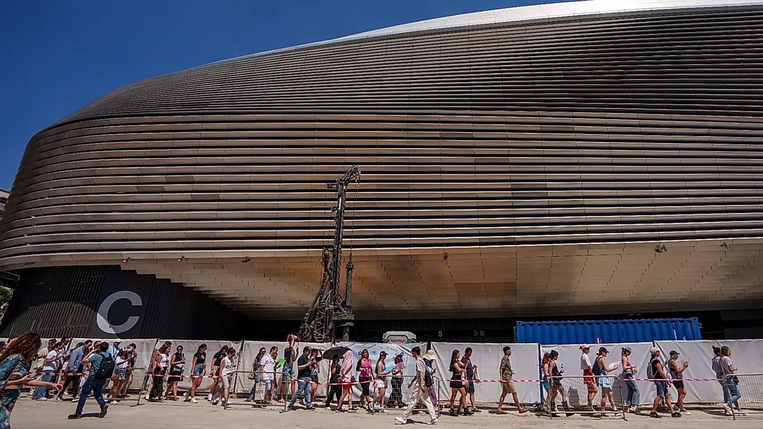 ARCHIVO: Los fans de la cantante estadounidense Taylor Swift hacen cola para entrar a su concierto en el estadio Santiago Bernabéu en Madrid, el 29 de mayo de 2024.