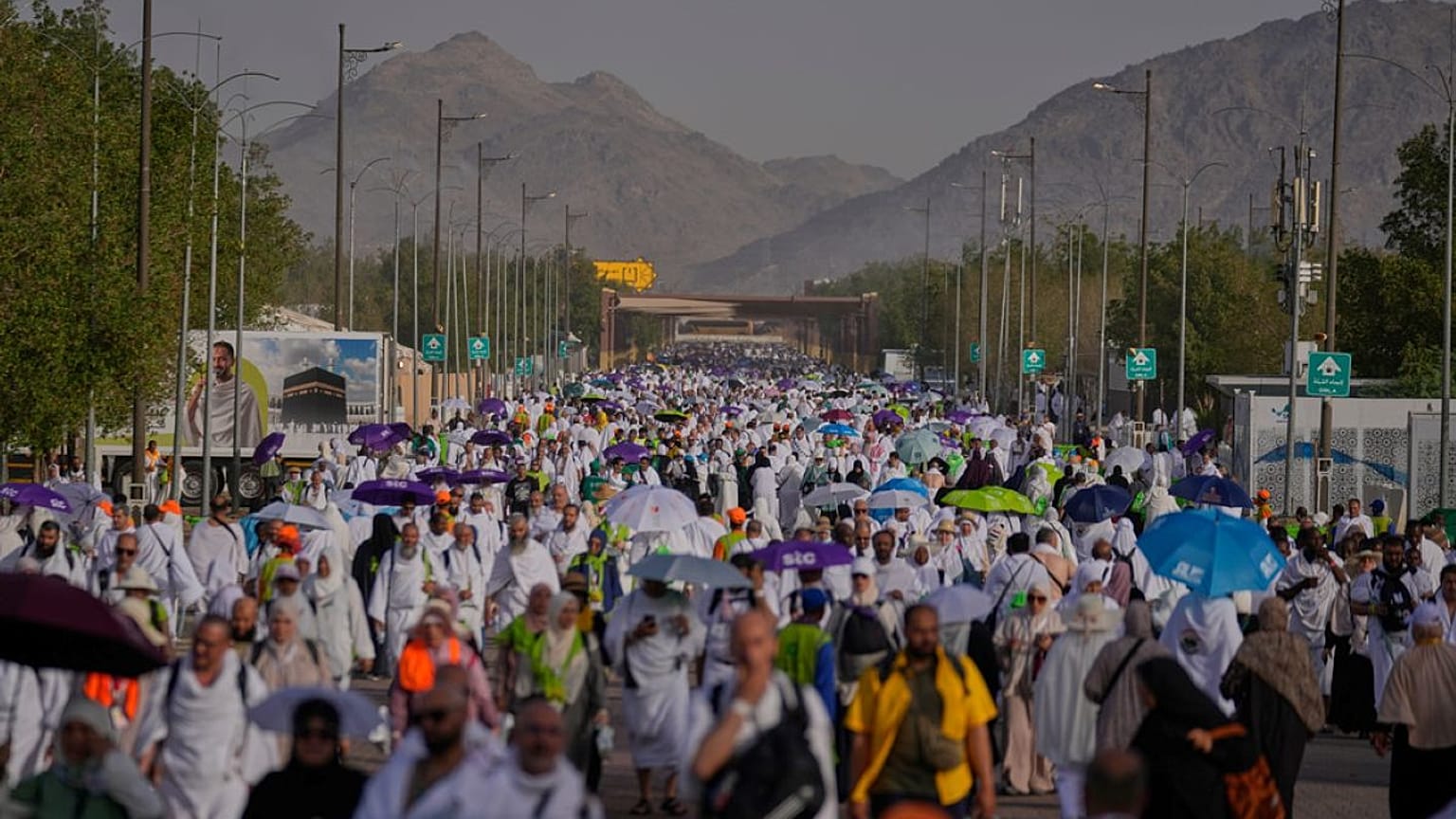  يسير الحجاج المسلمون باتجاه التل الصخري المعروف بجبل الرحمة، في سهل عرفات، خلال موسم الحج السنوي بالقرب من مدينة مكة المكرمة، المملكة العربية السعودية، الثلاثاء 26 مايو 2026.
