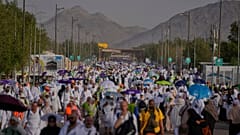  يسير الحجاج المسلمون باتجاه التل الصخري المعروف بجبل الرحمة، في سهل عرفات، خلال موسم الحج السنوي بالقرب من مدينة مكة المكرمة، المملكة العربية السعودية، الثلاثاء 26 مايو 2026.