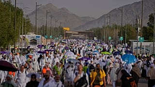  يسير الحجاج المسلمون باتجاه التل الصخري المعروف بجبل الرحمة، في سهل عرفات، خلال موسم الحج السنوي بالقرب من مدينة مكة المكرمة، المملكة العربية السعودية، الثلاثاء 26 مايو 2026.