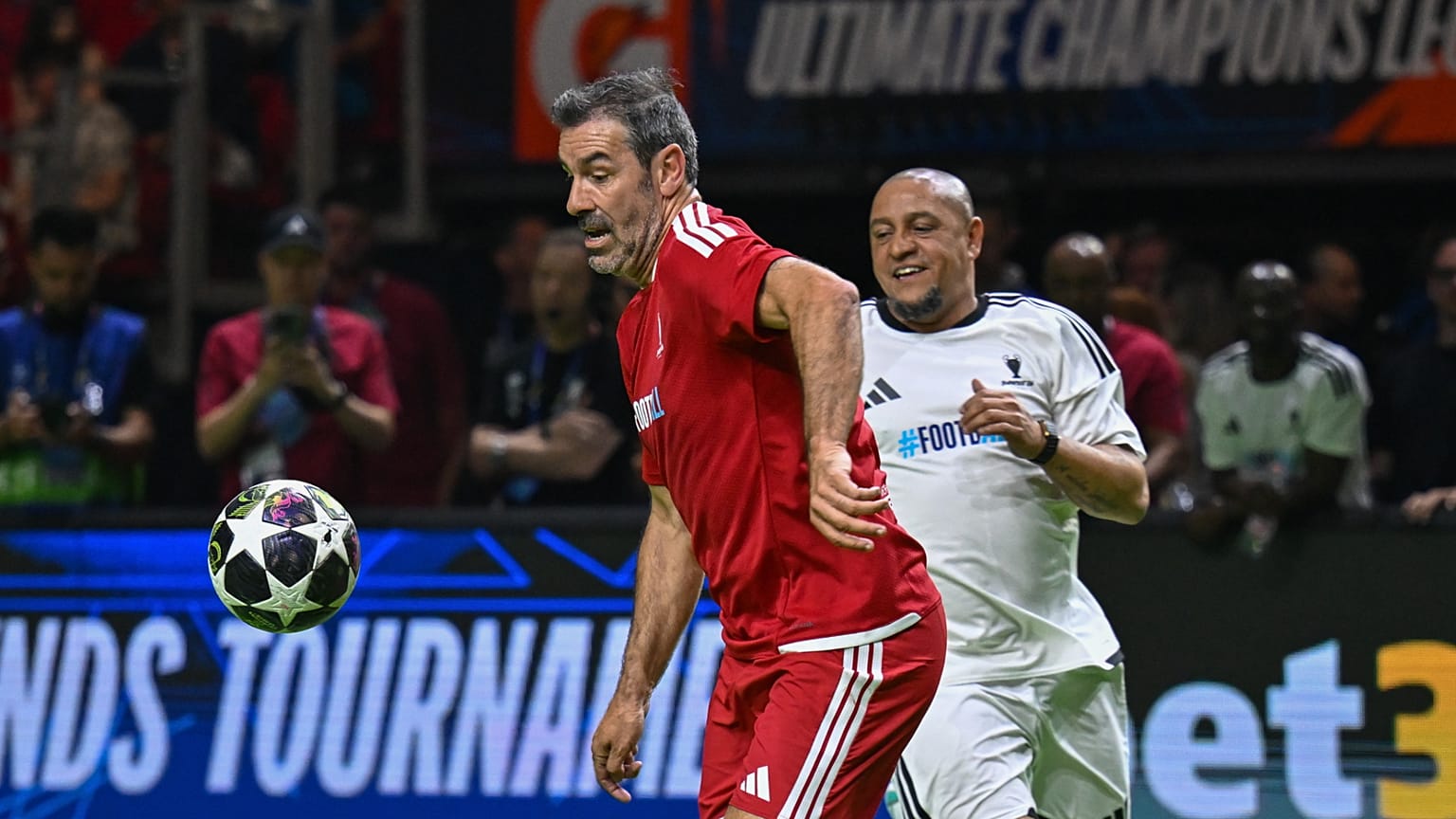 Robert Pirès és Roberto Carlos a Papp László Budapest Sportarénában
