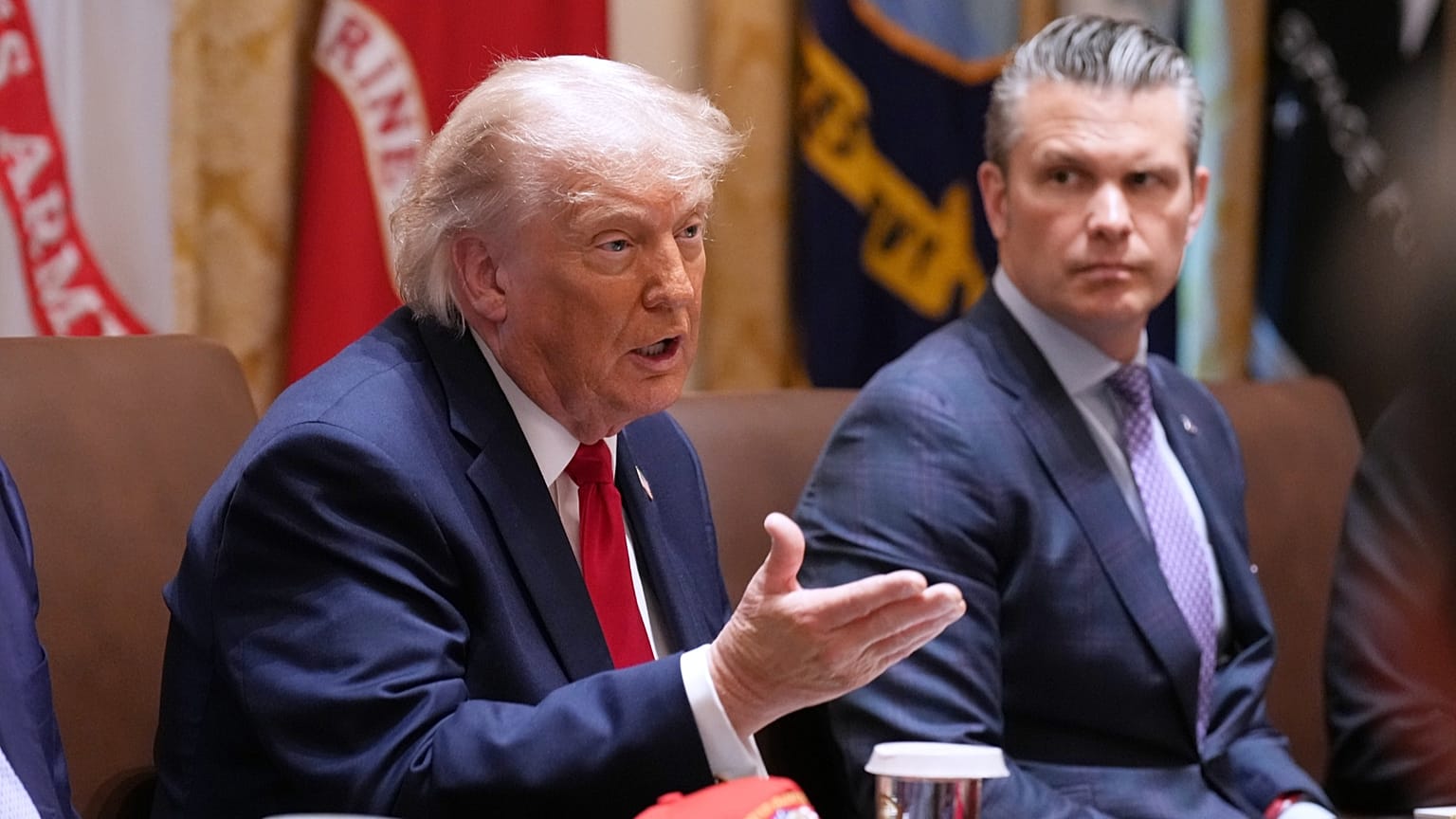 Президент Дональд Трамп выступает на заседании кабинета министров в Белом доме рядом с министром обороны Питом Хегсетом, 27 мая 2026 года, Вашингтон.