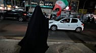 امرأة تلوح بالعلم الإيراني في تجمع موالي للحكومة في ساحة بطهران، إيران، الجمعة 29 مايو 2026. (AP Photo/فاهد سليمي)