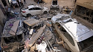 في 28 أيار/مايو 2026،  عامل يزيل الأنقاض من موقع شقة دمرتها غارة إسرائيلية في بلدة الشويفات جنوب بيروت.