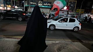 امرأة تلوح بالعلم الإيراني في تجمع موالي للحكومة في ساحة بطهران، إيران، الجمعة 29 مايو 2026. (AP Photo/فاهد سليمي)