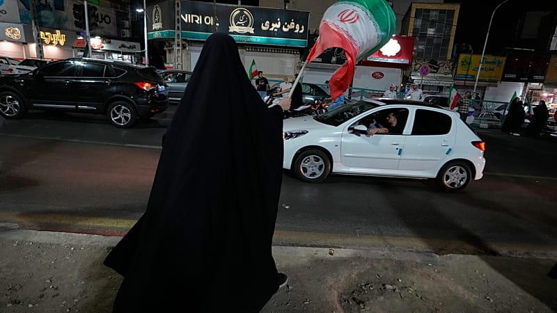 صاروخ من لبنان يصيب كريات شمونة: ترامب يعلن رفع الحصار البحري عن إيران وتل أبيب تحذر من "اتفاق سيئ" 