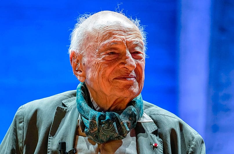 Edgar Morin mosolyog egy, 100. születésnapja alkalmából rendezett eseményen az UNESCO párizsi központjában, 2021. július 2-án, pénteken.