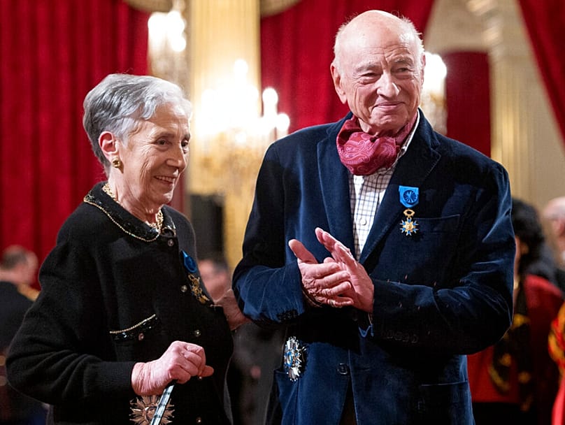 Georgette Elgey írónő és Edgar Morin filozófus a Becsületrend átvétele után pózol Párizsban, 2013. február 26-án, kedden.