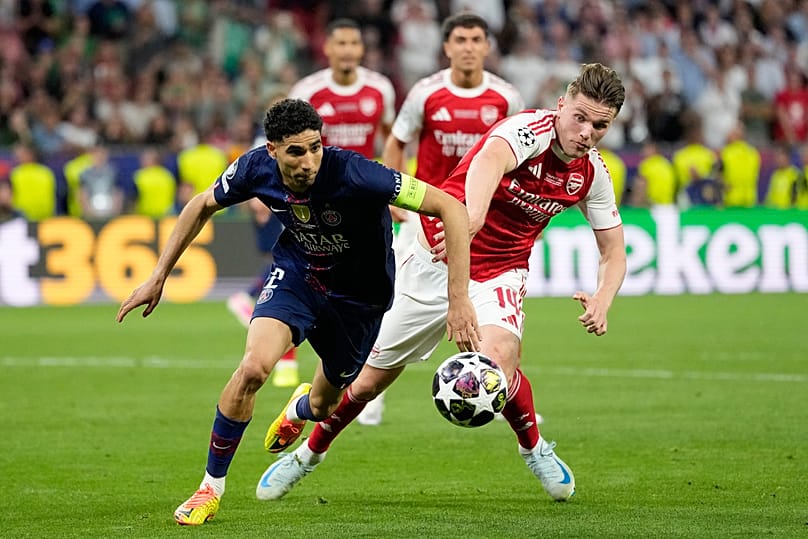 Hakimi vom PSG mit Arsenal-Spielern im Finale in Budapest