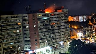Incendio en la azotea de un bloque de pisos tras la caída de un dron que provocó una explosión al impactar, en Galati, Rumanía, el 29 de mayo de 2026.