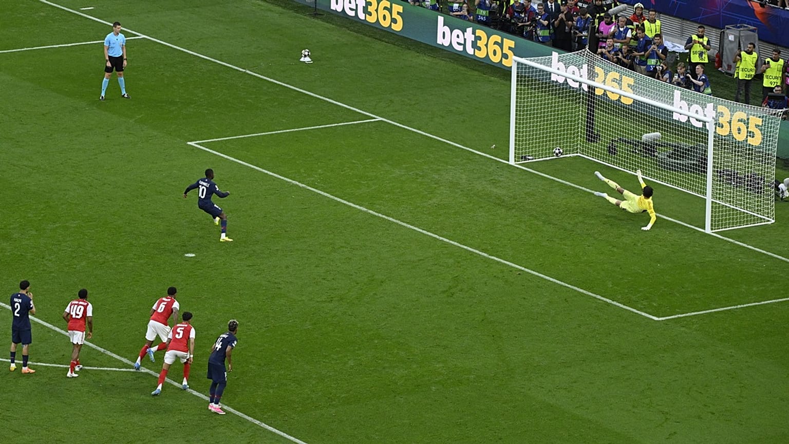 Ousmane Dembélé, a PSG játékosa gólt lő büntetőből a labdarúgó BL döntőjében játszott Paris Saint-Germain - Arsenal mérkőzésen a Puskás Arénában 2026. május 30-án