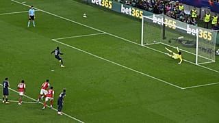 Ousmane Dembélé, a PSG játékosa gólt lő büntetőből a labdarúgó BL döntőjében játszott Paris Saint-Germain - Arsenal mérkőzésen a Puskás Arénában 2026. május 30-án