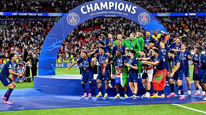 A győztes Paris Saint-Germain játékosai ünnepelnek a bajnoki trófeával a labdarúgó Bajnokok Ligája döntője után 2026. május 30-án