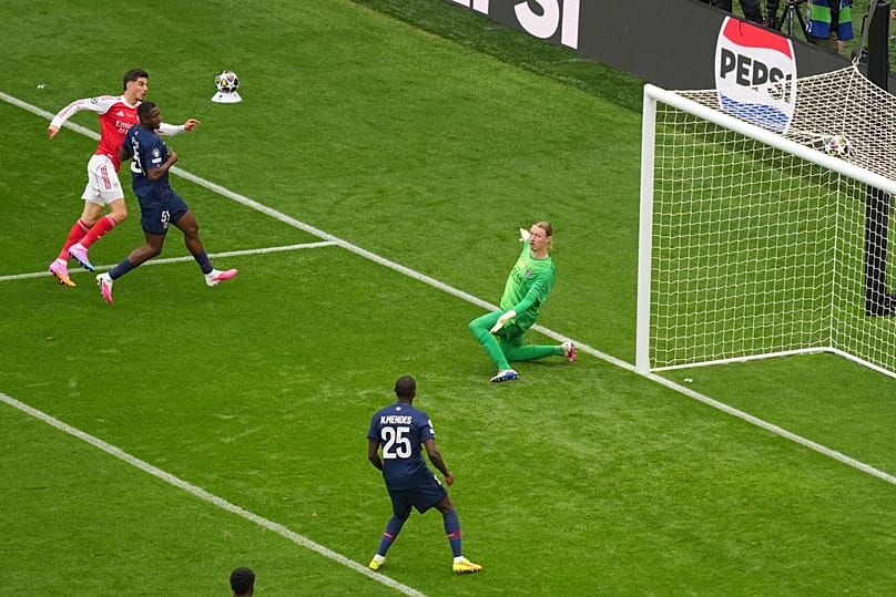 Az Arsenal játékosa, Kai Havertz (piros-fehérben) gólt szerez a PSG-Arsenal BL-döntőben, a budapesti Puskás Arénában 2026. május 30-án