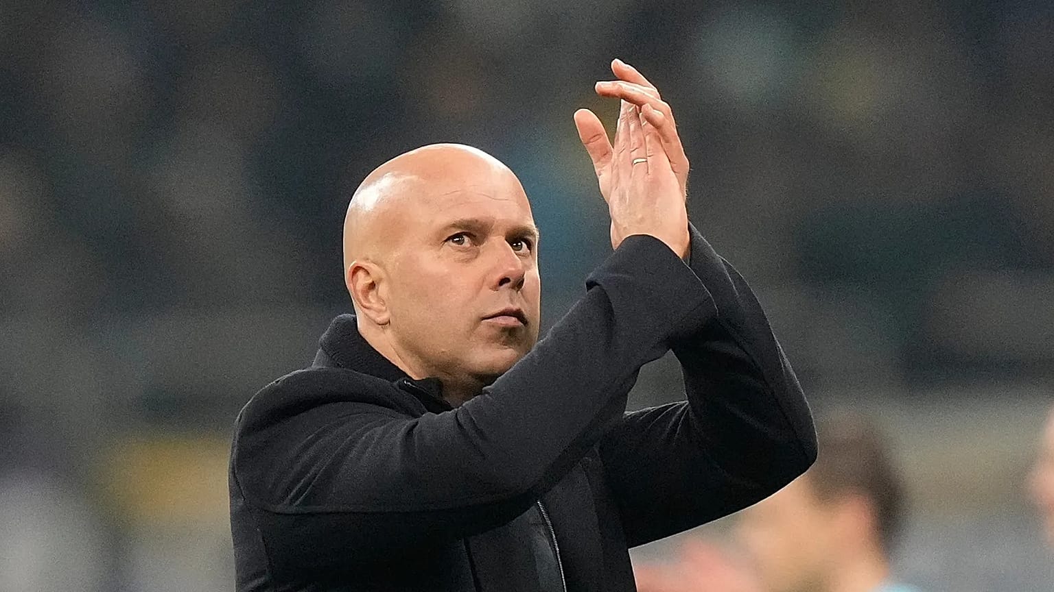 Menedżer Liverpoolu Arne Slot bije brawo po zakończeniu meczu fazy ligowej Ligi Mistrzów między Interem Mediolan a Liverpoolem w Mediolanie, we wtorek 9 grudnia 2025 r.