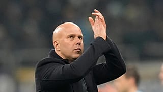  Liverpool's manager Arne Slot applauds at the end of a Champions League, league phase, soccer match between Inter Milan and Liverpool in Milan, Italy, Tuesday, Dec.9, 2025.