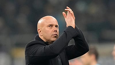 Liverpool teknik direktörü Arne Slot, 9 Aralık 2025 Salı günü İtalya'nın Milano kentinde Inter ile oynanan Şampiyonlar Ligi lig aşaması maçının sonunda alkışlıyor.