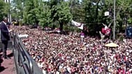 CHP Genel Başkanı Özgür Özel, miting esnasında yurttaşlara hitap ederken görüntüleniyor