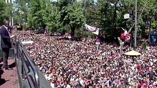 CHP Genel Başkanı Özgür Özel, miting esnasında yurttaşlara hitap ederken görüntüleniyor