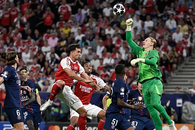 Le gardien du PSG, Matveï Safonov (à droite), effectue un arrêt lors de la finale de la Ligue des champions de football opposant le Paris Saint-Germain à Arsenal à Budapest