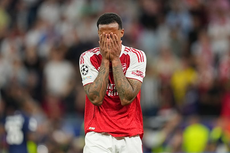 Gabriel Magalhaes, joueur d'Arsenal, réagit après avoir manqué son tir lors de la séance de tirs au but de la finale de la Ligue des champions 
