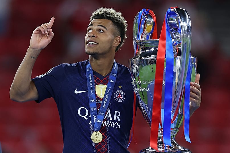 Désiré Doué, du PSG, brandit le trophée à l'issue de la finale de la Ligue des champions de football opposant le Paris Saint-Germain à Arsenal à Budapest, en Hongrie