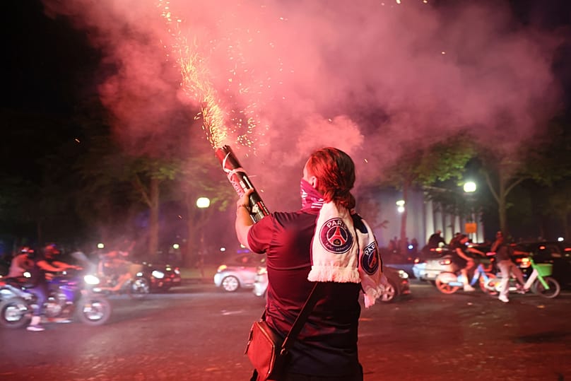 Les supporters du PSG ont tiré des feux d'artifice pour célébrer leur victoire à Paris, samedi 30 mai 2026, après la finale de la Ligue des champions de football