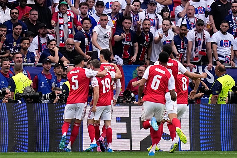 Οι παίκτες της Άρσεναλ πανηγυρίζουν το 1-0