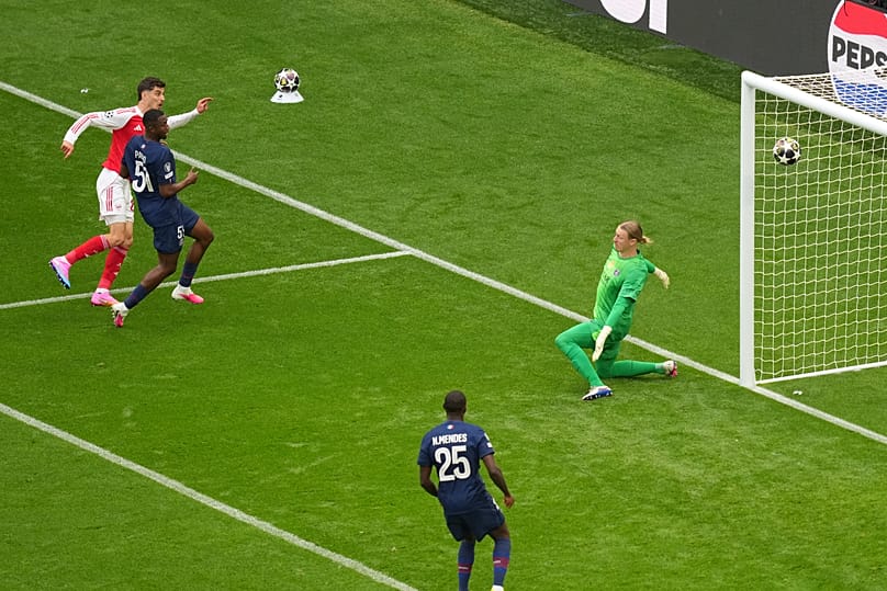 Ο Κάι Χάβερτς νικά τον Σαφόνοφ στο 6' για το 1-0 της Άρσεναλ