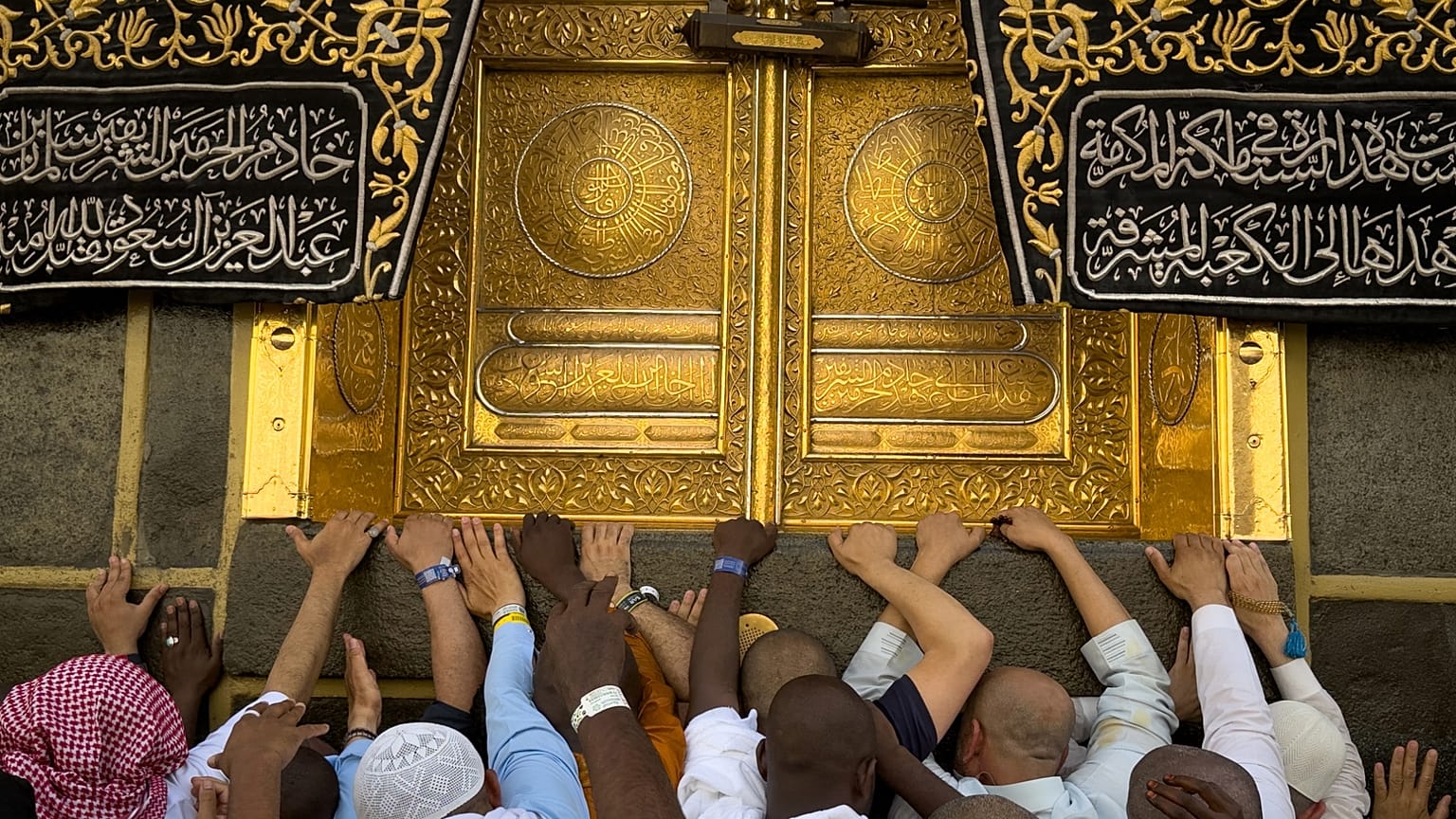 الحجاج يحاولون لمس باب الكعبة خلال طواف الوداع في المسجد الحرام بمكة المكرمة