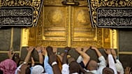 الحجاج يحاولون لمس باب الكعبة خلال طواف الوداع في المسجد الحرام بمكة المكرمة