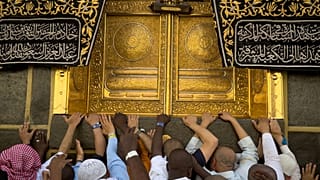الحجاج يحاولون لمس باب الكعبة خلال طواف الوداع في المسجد الحرام بمكة المكرمة