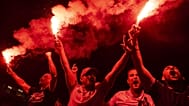 A PSG szurkolói ünnepelnek a meccs után a csapat szurkolói zónájában