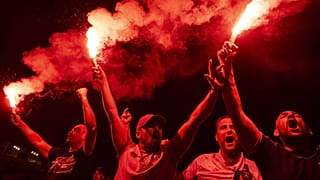 A PSG szurkolói ünnepelnek a meccs után a csapat szurkolói zónájában