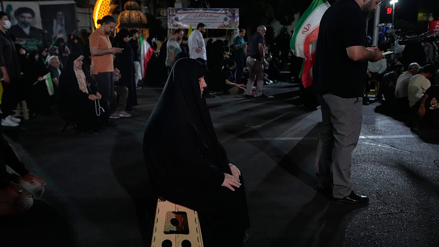 متظاهرون يصلون في تجمع موالي للحكومة في ساحة بطهران، إيران، الجمعة 29 مايو 2026. (AP Photo/فاهد سليمي)