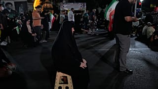 متظاهرون يصلون في تجمع موالي للحكومة في ساحة بطهران، إيران، الجمعة 29 مايو 2026. (AP Photo/فاهد سليمي)