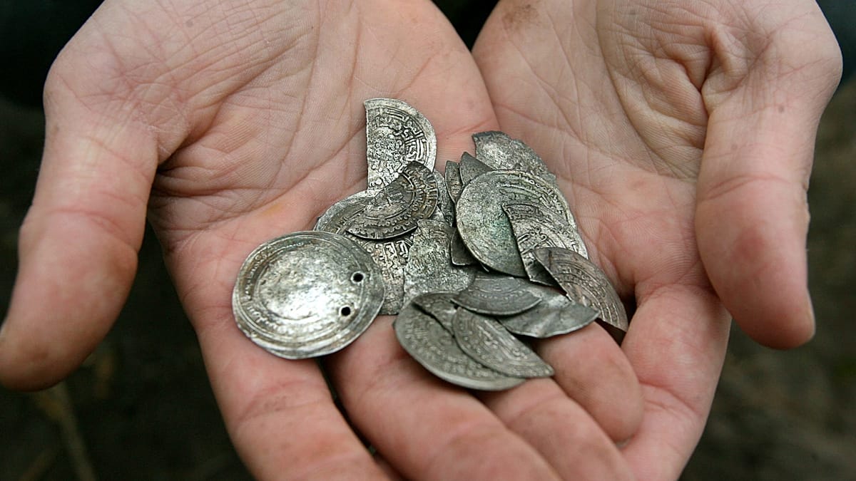 Des archéologues découvrent 5 000 pièces vikings: le site interroge