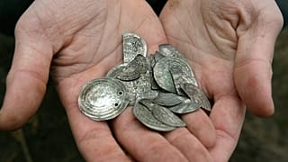 Археологи обнаружили 5000 монет эпохи викингов — место находки вызывает вопросы