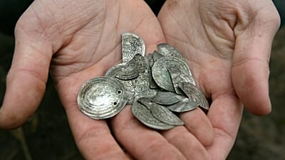 Archäologen entdecken 5000 Münzen aus Wikingerzeit – Der Ort wirft Fragen auf