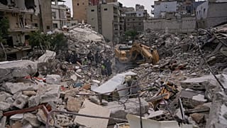 رجال الإنقاذ يبحثون عن ضحايا تحت أنقاض مبنى مدمر تعرض الليلة الماضية لغارات جوية إسرائيلية في مدينة صور جنوب لبنان، الجمعة 17 أبريل 2026. (AP Photo/محمد الزعتري)