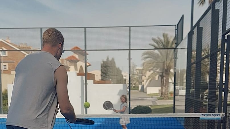 Rutherford ailesi tatildeyken bile yerel su sporlarına katılıyor, bisiklet kiralıyor ya da formda kalmak için otelin spor derslerine gidiyor