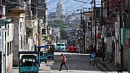رجل يعبر أحد شوارع هافانا، الاثنين 25 مايو 2026. (AP Photo/خورخي لويس بانوس)