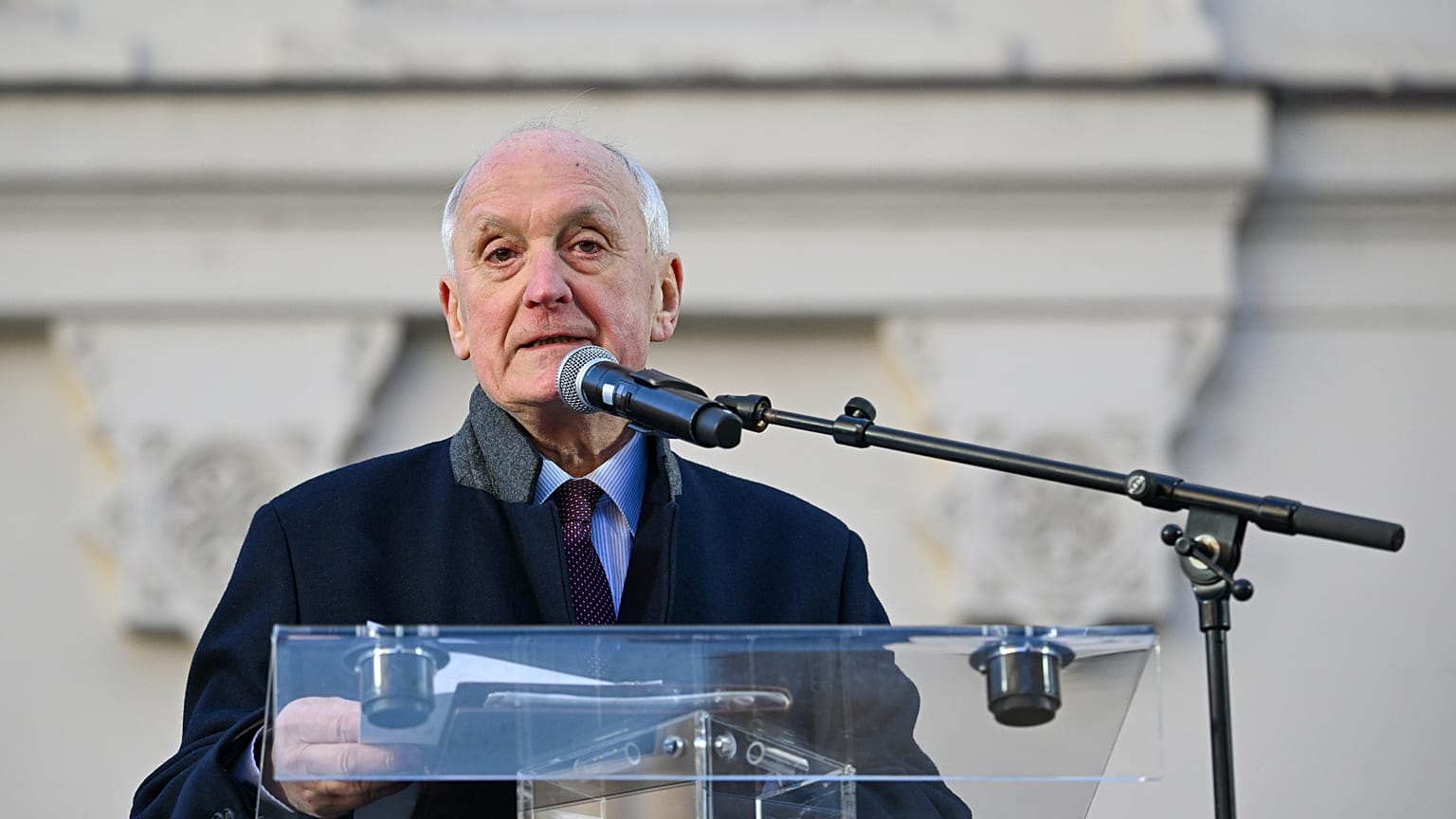 Baka András  a bírók és az igazságszolgáltatás függetlenségéért rendezett demonstráción az Igazságügyi Minisztérium épületénél 2025. február 22-én.
