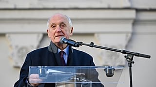 Baka András  a bírók és az igazságszolgáltatás függetlenségéért rendezett demonstráción az Igazságügyi Minisztérium épületénél 2025. február 22-én.