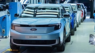 Auto elettriche Ford Explorer sono esposte in un capannone all'avvio della produzione, a Colonia, martedì 4 giugno 2024. È la prima elettrica Ford prodotta in Europa.