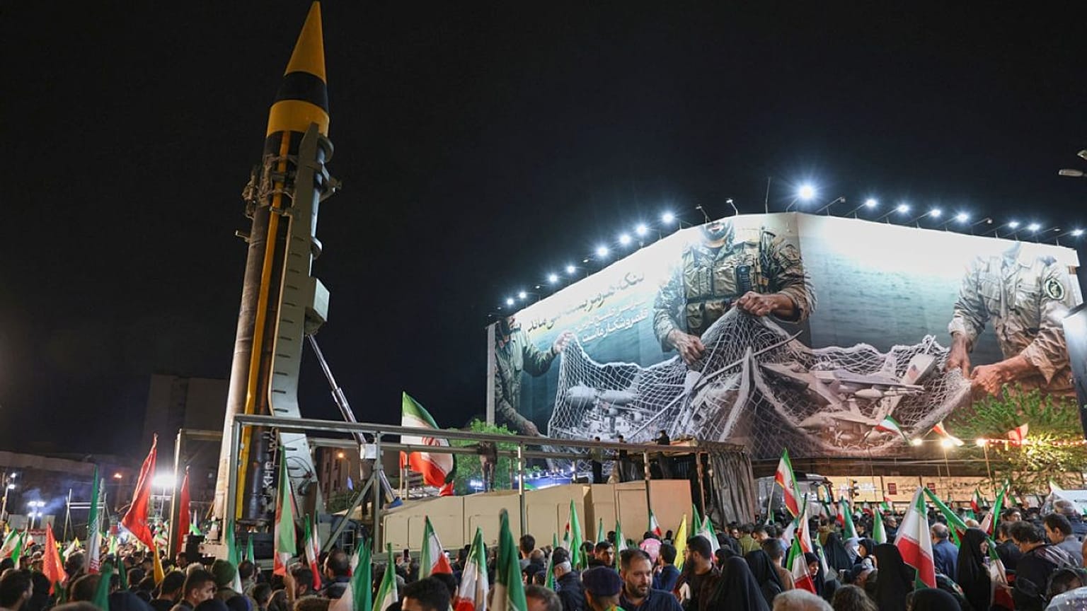 عرض الحرس الثوري الإيراني صاروخاً باليستياً خلال مظاهرة مؤيدة للحكومة في ساحة انقلاب إسلامي (الثورة الإسلامية) بوسط طهران، إيران، الثلاثاء 21 أبريل/نيسان 2026. 