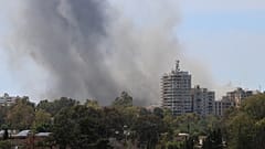 يتصاعد الدخان عقب غارة جوية إسرائيلية استهدفت مدينة صور في جنوب لبنان، الأحد 31 مايو/أيار 2026